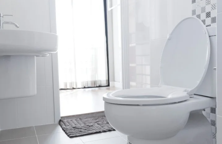 Saubere weiße Toilette in einem Badezimmer.