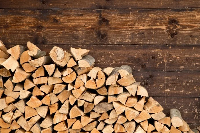 Stapel gehacktes Brennholz