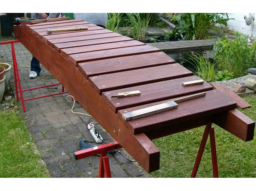 Holzbrücke im Bau auf Böcken