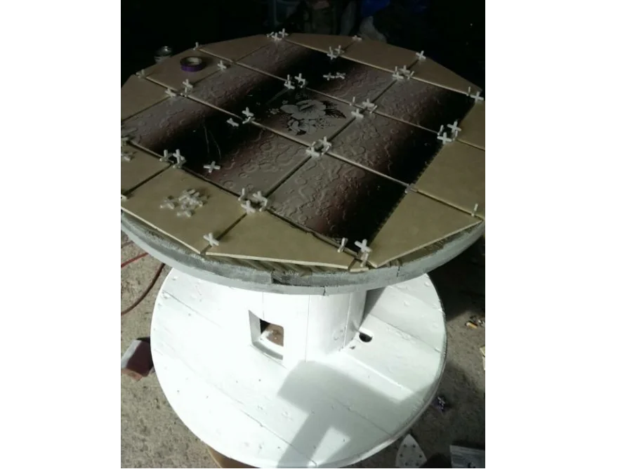 Runder Tisch mit Fliesen wird gebaut