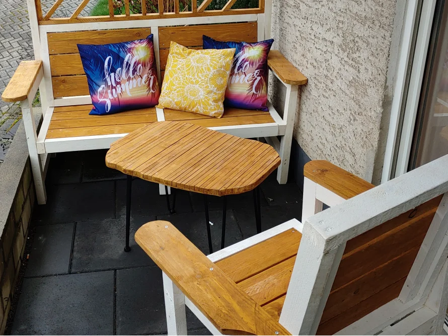 Gartenmöbel aus Holz auf einer Terrasse