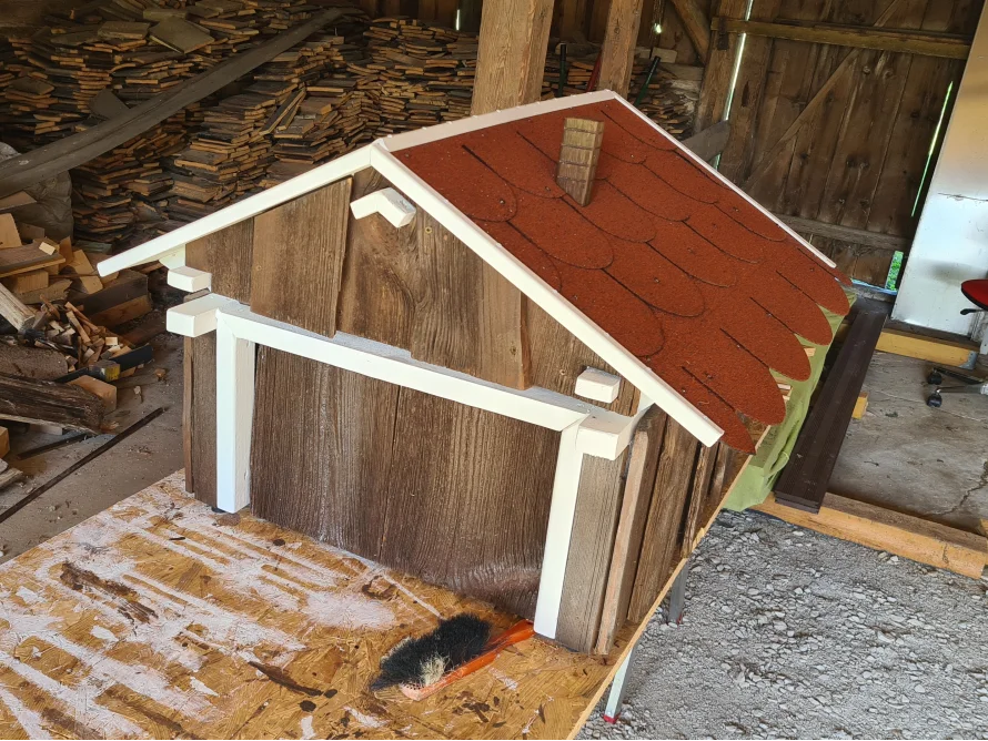 Eine Garage für einen Mähroboter aus Holz