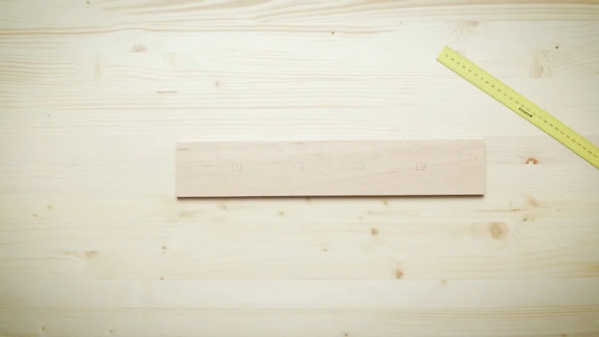 Holz mit Bleistiftmarkierungen
