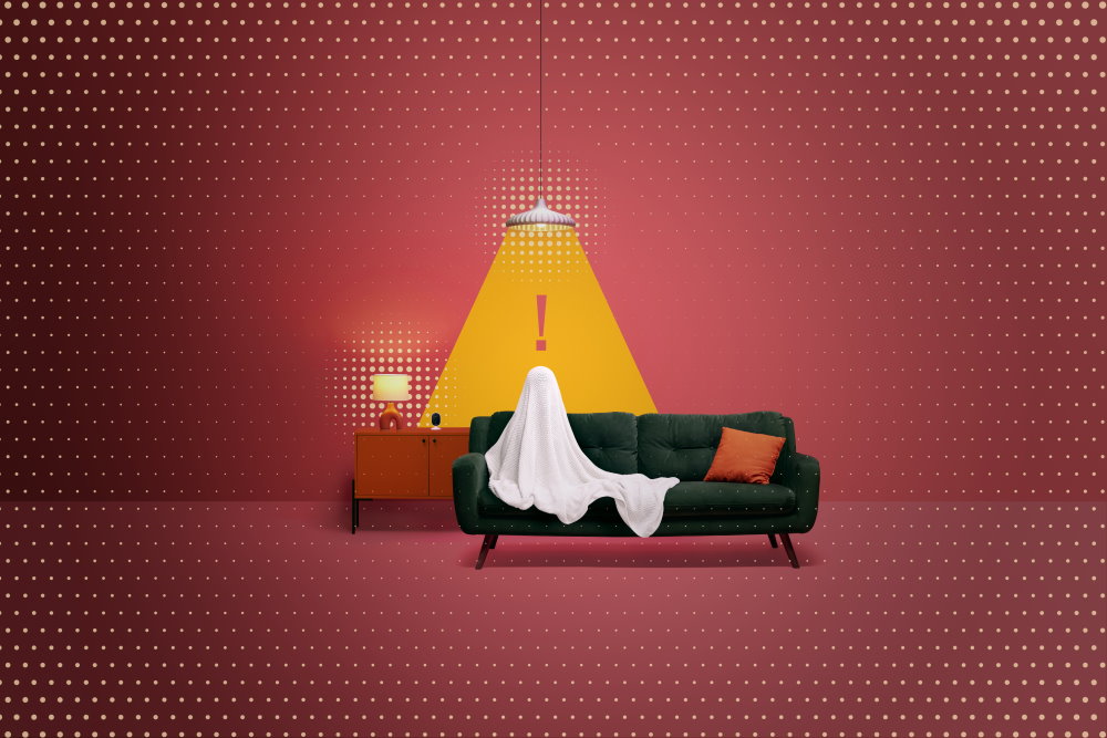 Gestalt unter Decke auf Sofa