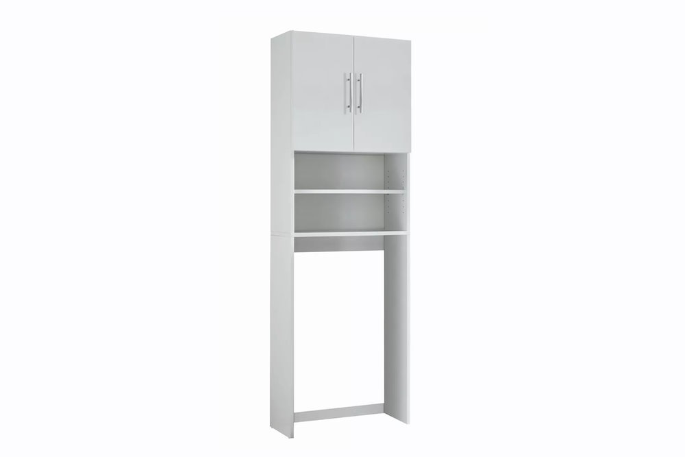 Ein Waschmaschinenschrank vor einem hellgrauen Hintergrund