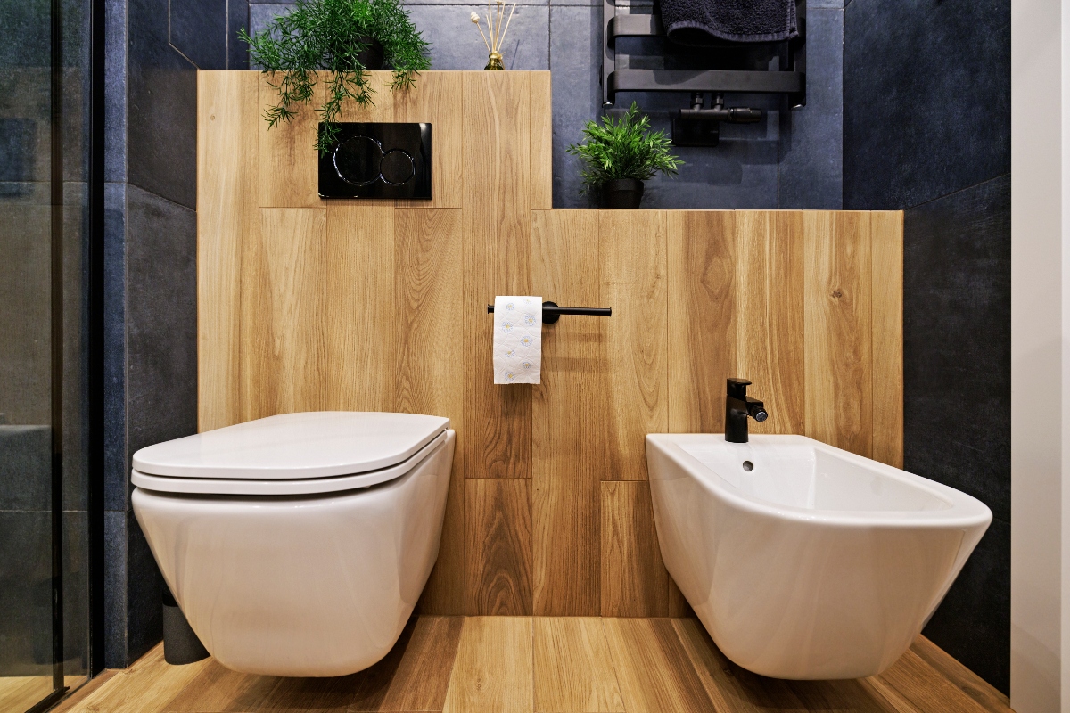 Modernes Badezimmer mit Toilette und Bidet