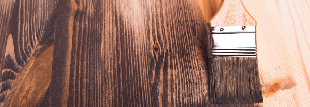 Pinsel auf Holz