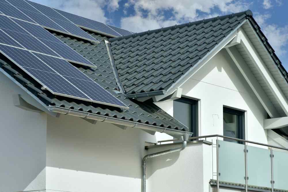 Neue Solaranlage auf einem neu errichteten moderen Wohnhaus