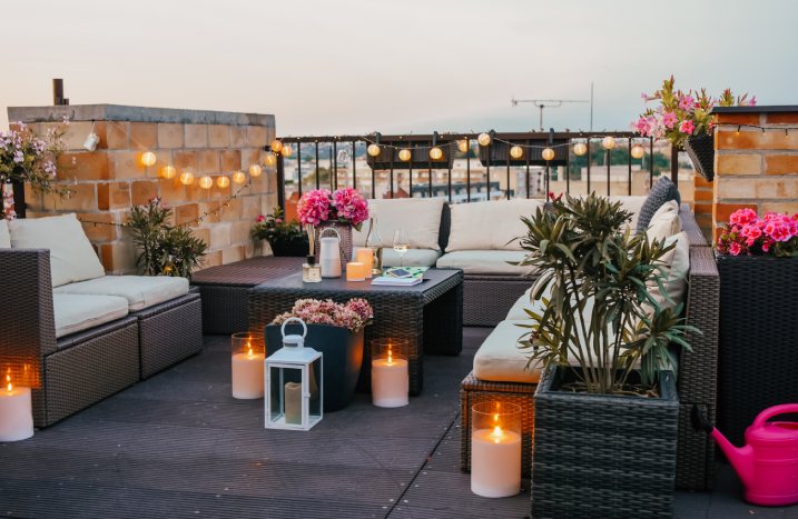 Gemütliche Dachterrasse mit Gartenmöbeln