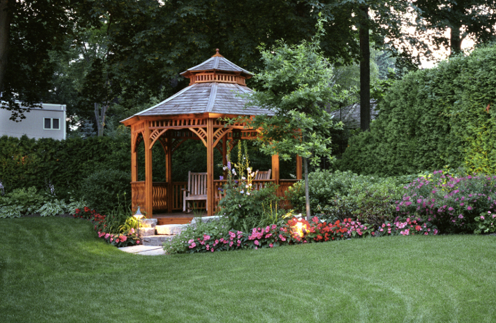 Gartenlaube mit Stühlen im Garten