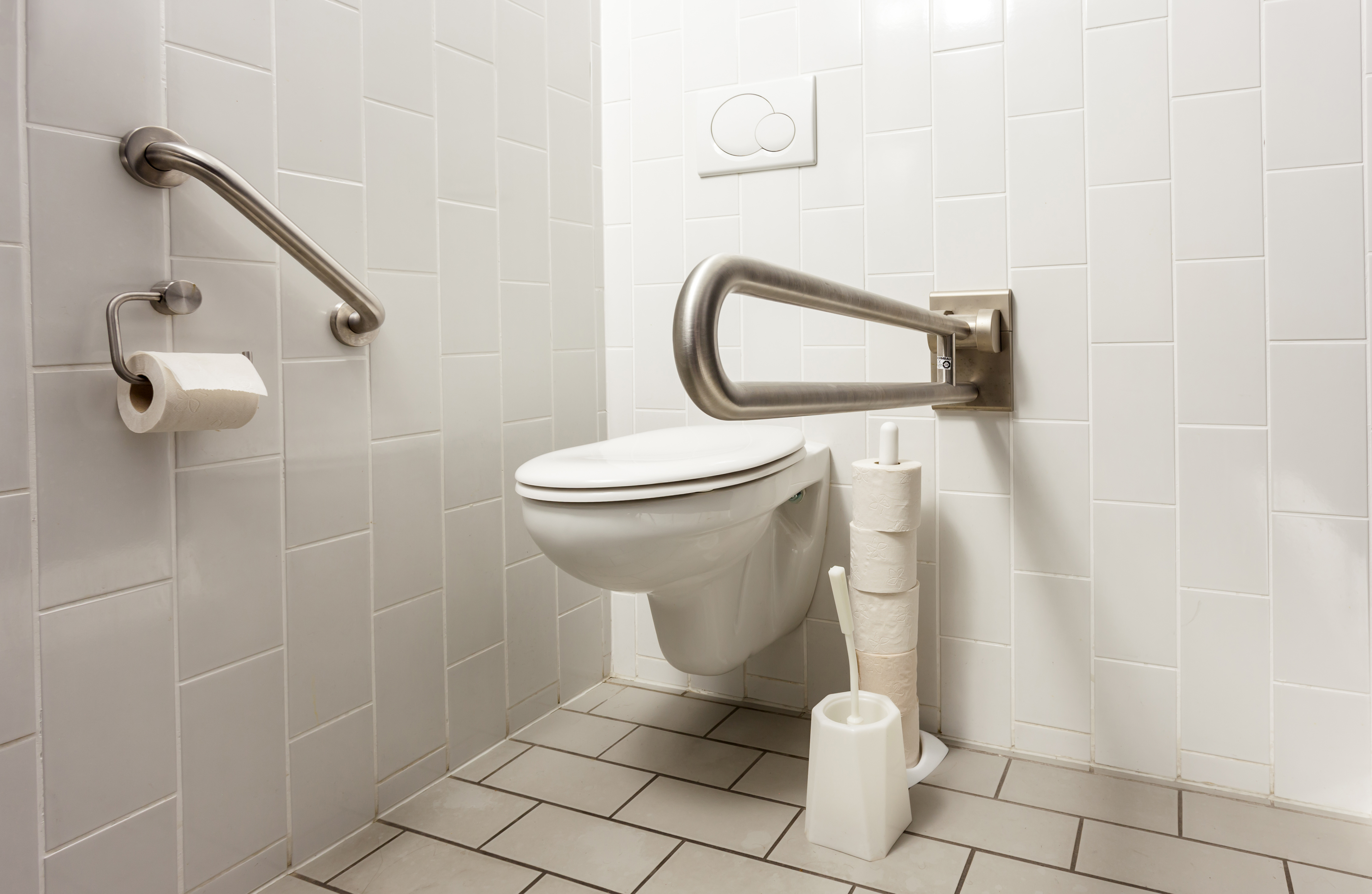 Barrierefreie Toilette mit Haltegriffen