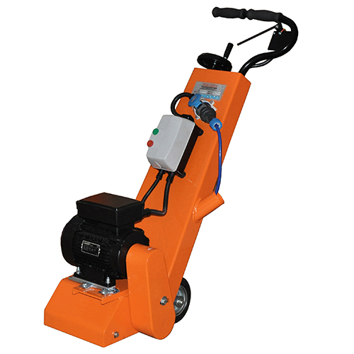 Orangefarbene Betonfräse mit langem Griff